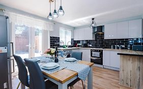 Stylish 4 Bedroom Home Close To Manchester City Centre